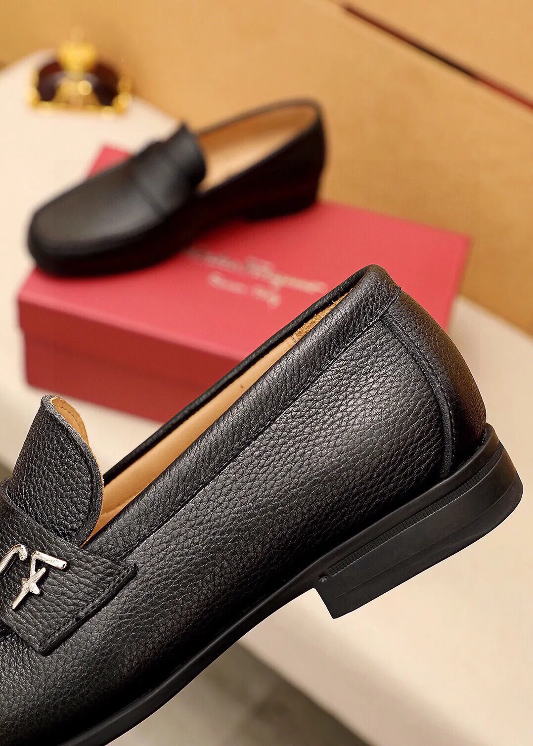 Men's shoes 💰480 💐 Product trademark: Ferragamo "Ferragamo" casual leather shoes Regular size: 38-44 (45🉑️customized) Product materials: Selected imported first-layer pebbled cowhide leather upper + luxury hardware buckle, imported water-dyed cowhide leather lining. Strong three-dimensional visual effect, original outsole color: 4⃣️seed leather materials available